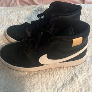 Nike Women's Court Royale 2 Mid Shoes